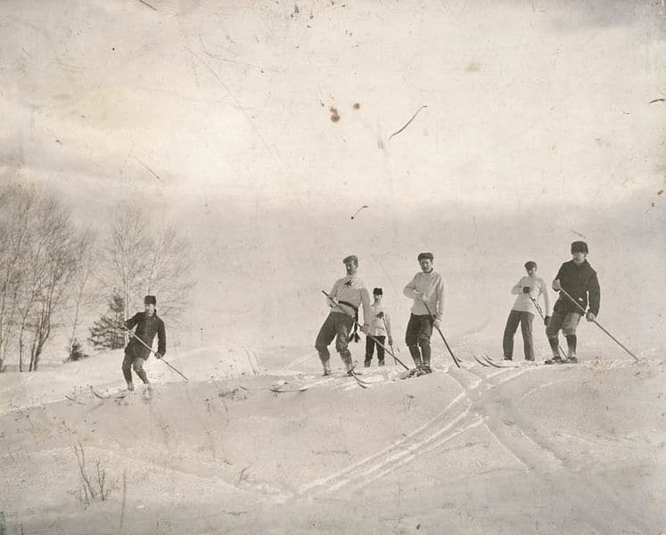 Pratique du ski en 1887. Source : Wikipedia