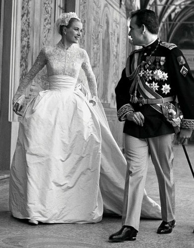 Grace Kelly dans sa robe de mariéeet Rainier III