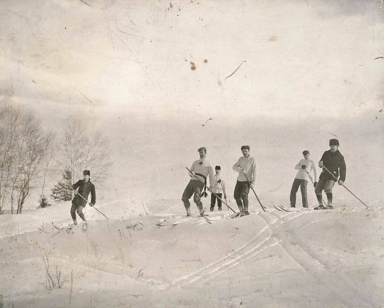 Le ski alpin : des origines à nos jours