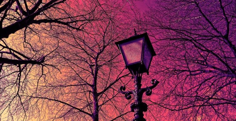 Lampadaire extérieur avec un coucher de soleil en arrière-plan