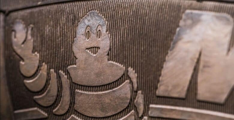 Pneu de voiture Michelin avec un logo de Bibendum