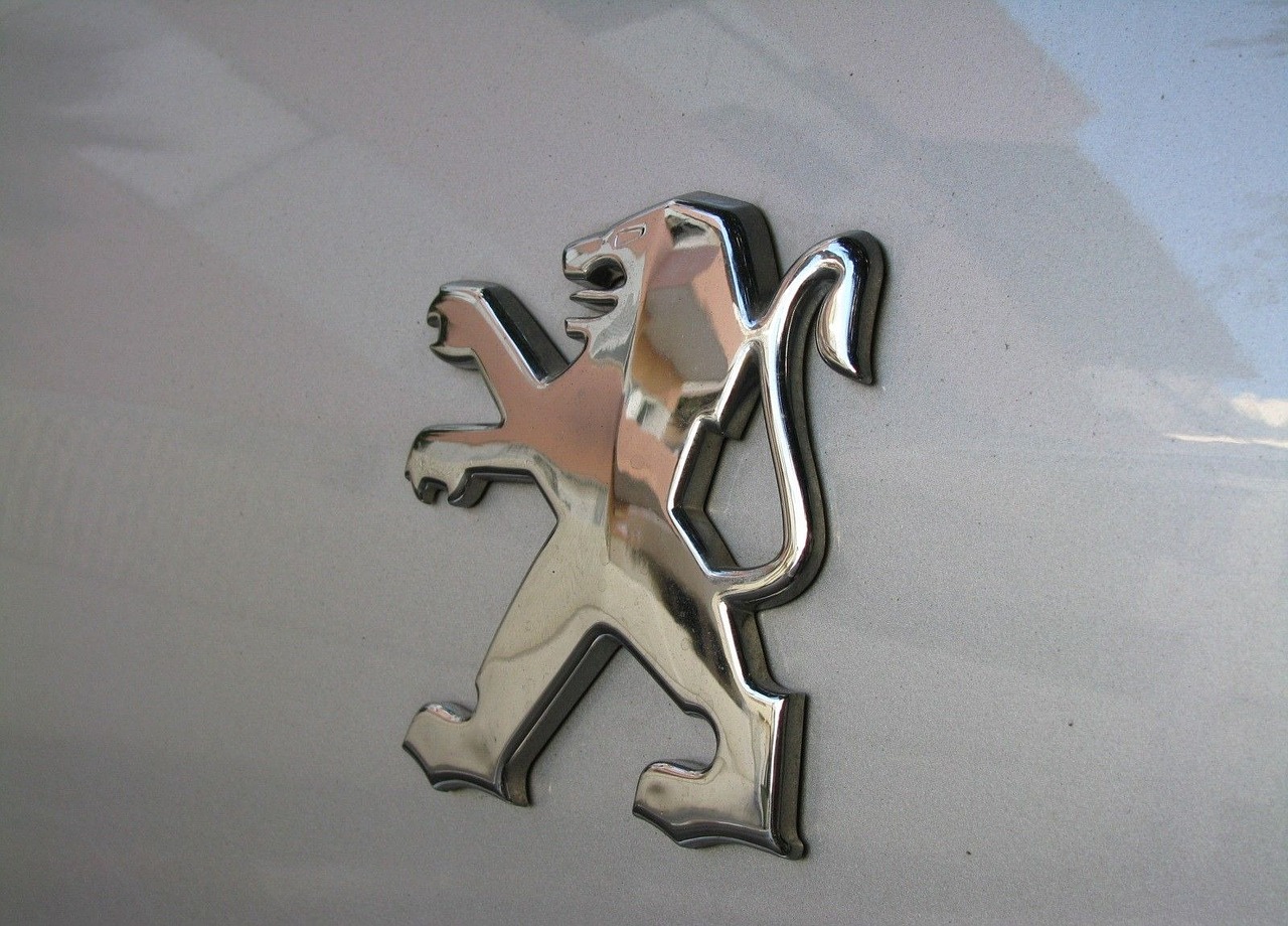 logo lion peugeot chromé