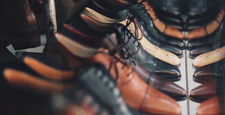 paires de chaussures homme en cuir noir et marron